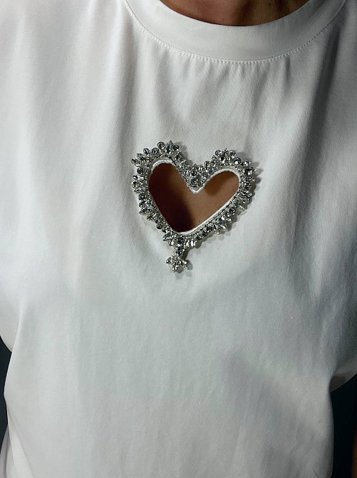 Футболка женская A-N 27009 оверсайз с вырезом в форме сердца с камнями, белый, one size Киев - изображение 3