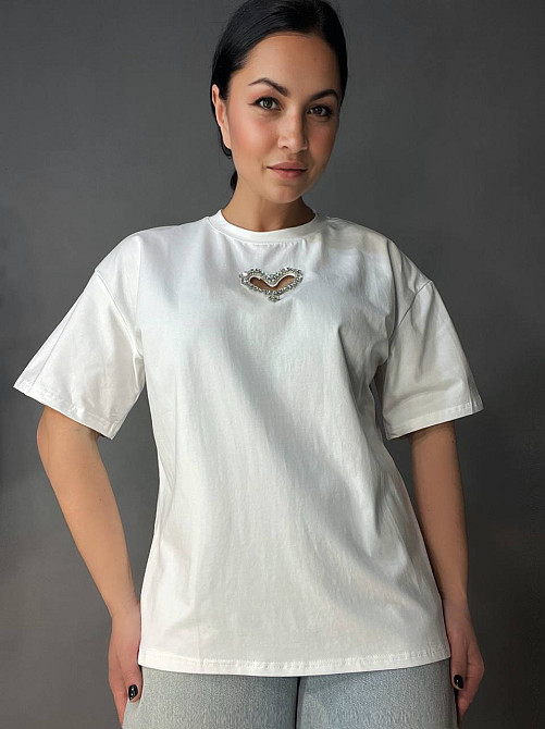 Футболка женская A-N 27009 оверсайз с вырезом в форме сердца с камнями, белый, one size Киев - изображение 10