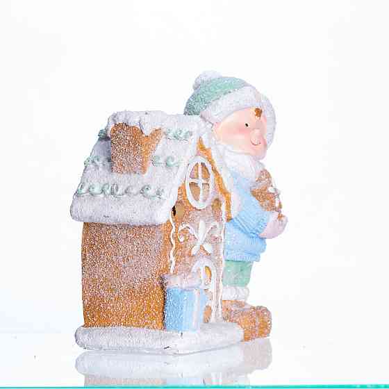 Новорічна декоративна фігурка з підсвіткою 15×8×16 см Новорічний декор Дитина з будиночком з порцеляни CR-6-3 Коломыя