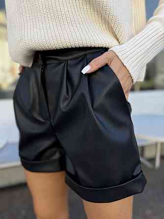 Женские базовые черные шорты из экокожи Одесса
