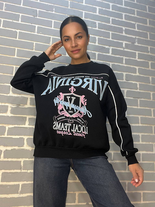 Світшот жіночий OLIVIA 2468 напис попереду VIRGINIA утеплений на флісі модель оверсайз one size, чорний, one size Київ - фото 1