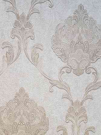 Шпалери вінілові на флізеліні Grandeco Anastasia метрові вензелю завитки структурні золотисті на кремовому Київ