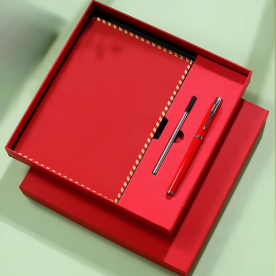 Блокнот А5 на 200 аркушів з ручкою скетчбук з еко-шкіри в подарунковій упаковці, набір 3в1, колір червоний Кам'янець-Подільський