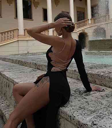 Женское элегантное нарядное платье с цепочкой на спине эластичный микродайвинг Одесса