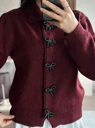 Жіночий укорочений кардиган з декоративними застібками у вигляді бантиків машинна вʼязка Одеса