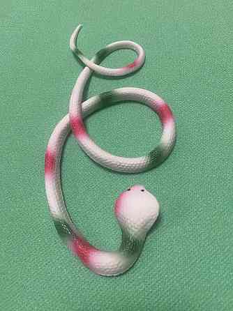 Іграшка змія резинова білого кольору, Декор на Хеллоуїн, чудова прикраса хеллоуін, розмір 70 см Київ