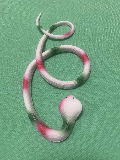 Іграшка змія резинова білого кольору, Декор на Хеллоуїн, чудова прикраса хеллоуін, розмір 70 см Київ - фото 3