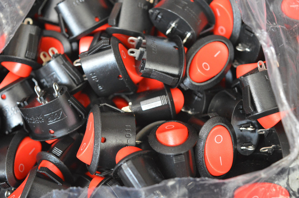 Вимикач клавішний овальний червоний (без підсвічування) Полтава - фото 1