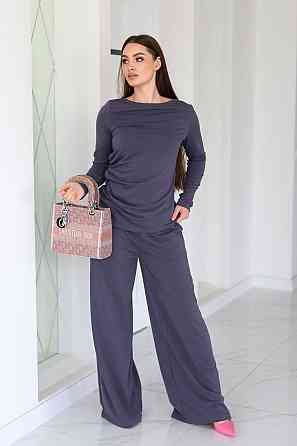 Женский базовый костюм с широкими штанами 