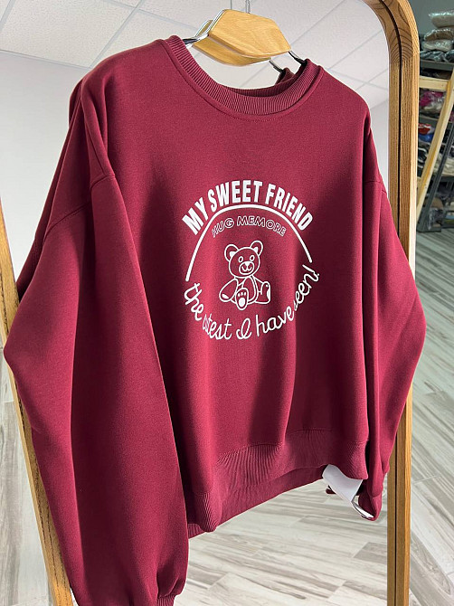 Свитшот женский A-N 25057 с рисунком мишкой впереди оверсайз средней длины комфорт one size, бордовый, one size Киев - изображение 12