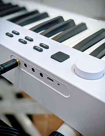 Біле цифрове піаніно 88 клавіш + чохол, педаль, пюпітр | OLX доставка. Харків