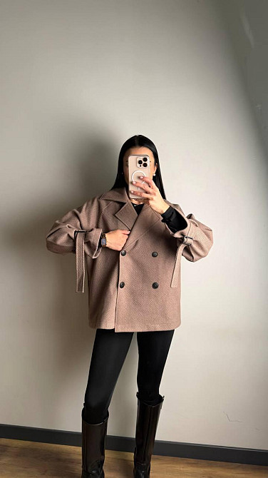 Женское трендовое пальто с двубортной застежкой на пуговицы и поясом Одесса - изображение 6