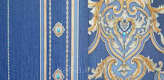 Шпалери вінілові на флізеліні AdaWall Seyyah 1.06х10 вензелю завитки великі структурні золотом на синьому Київ
