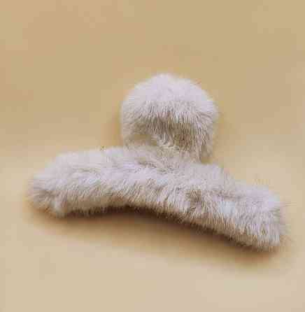 Шпилька крабік зі штучного хутра Молочний Смела