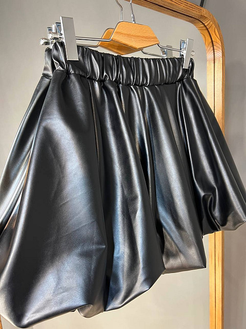 Юбка женская Ariadna 2418 короткая пышная баллон на резинке экоркожа черная, черный, M Киев - изображение 10
