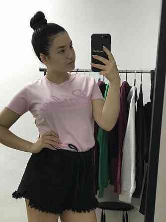 Женская розовая футболка 