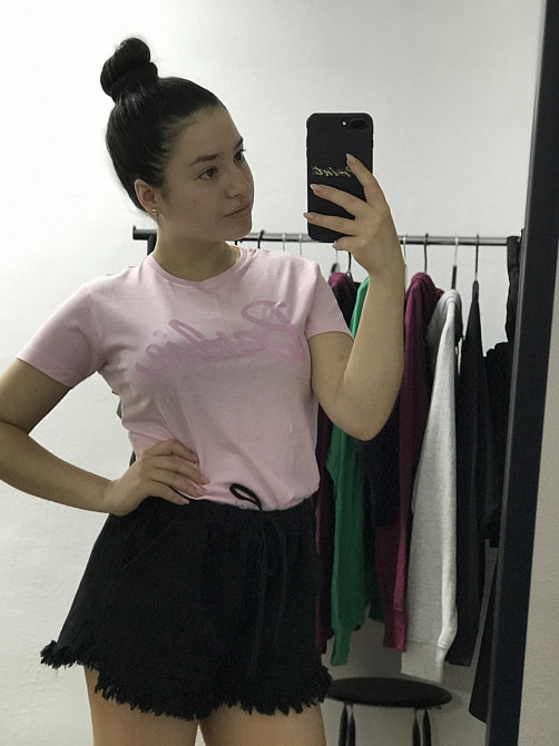 Женская розовая футболка 