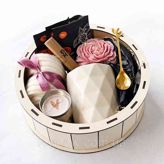 Праздничный подарочный набор с чашкой, свечей ручной работы, чаем и сладостями в круглом боксе Ирпень