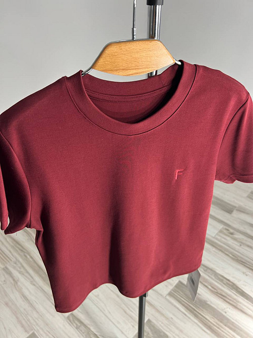 Футболка жіноча A-N 25197 вишивка літера F однотонна базова середня довжина one size, бордовий, one size Київ - фото 14