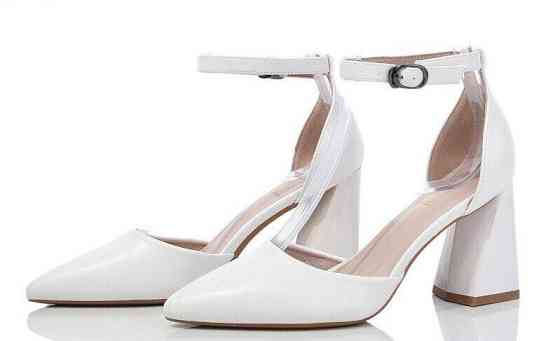 Meideli Літні босоніжки жіночі на підборах білі з еко-шкіри на стійкому каблуці закриті MEIDELI Коломия