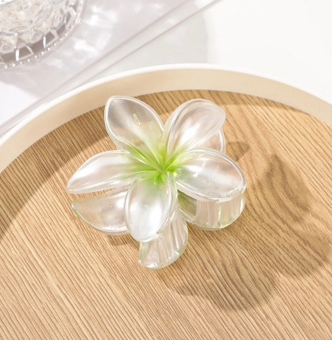 Заколка-крабік квітка Біла перламутрова з салатовою серединкою Смела - изображение 1