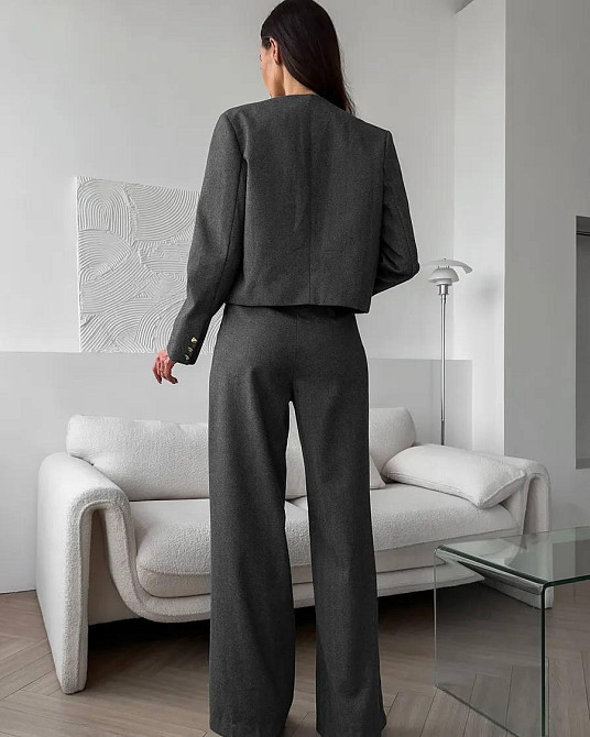 Женский лаконичный костюм с укороченным жакетом на подкладке и широкими брюками кашемир. Серый, 46/48 Одесса - изображение 2