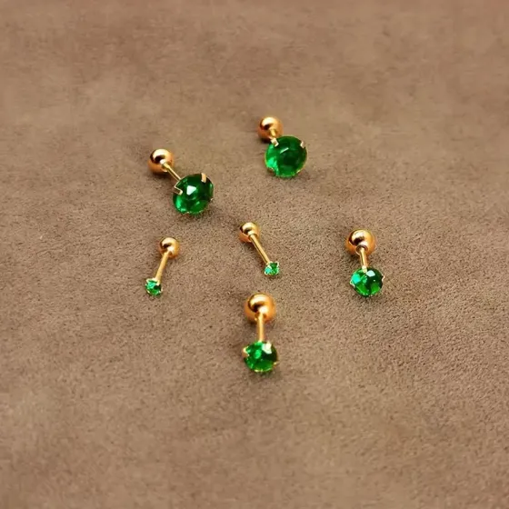 Набор сережек-гвоздиков с зеленым цирконием — 3 пары, золотистый цвет, разные размеры Киев