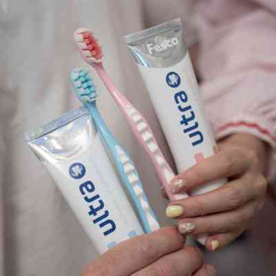 Зубна щітка Fesco Expert Clean Extra Soft Блакитна 1 шт. + Рожева 1 шт. (4820204702311) Вінниця