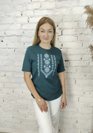 Жіноча  вишиванка в неймовірному кольорі Київ