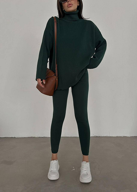 Женский прогулочный оверсайз костюм: свитер в рубчик оверсайз и лосины с эффектом утяжки вязка Хаки Одесса - изображение 1