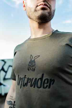 Чоловіча футболка Intruder Bunny бавовна c лого та написом класична однотонна Туреччина хакі Одеса