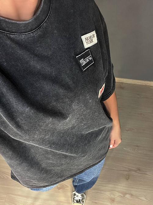 Футболка жіноча A-N 25012 подовжена оверсайз з нашивками патчами попереду one size, чорний, one size Київ - фото 13