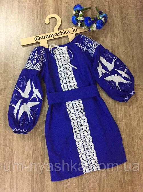 Детское вышитое льняное платье с ласточками 