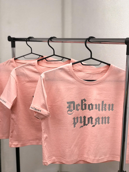 Женская футболка- топ с принтом - 