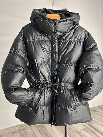 Куртка жіноча Fashion 2401 глянцева подовжена з капюшоном пояс шнурок чорна, чорний, L Одеса - фото 6