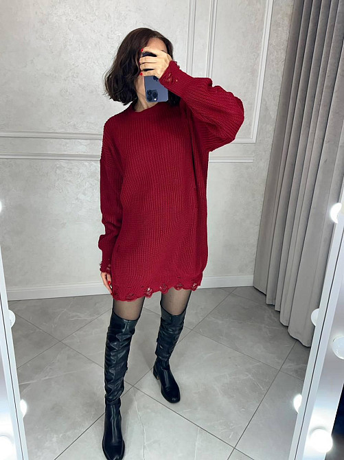 Женское уютное теплое платье свободного силуэта с рваным эффектом машинная вязка Бордо Одесса - изображение 1