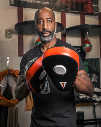 Лапи боксерські TITLE Boxing Incredi-Ball Leather Punch Mitts 2.0 Black/Red Каменское