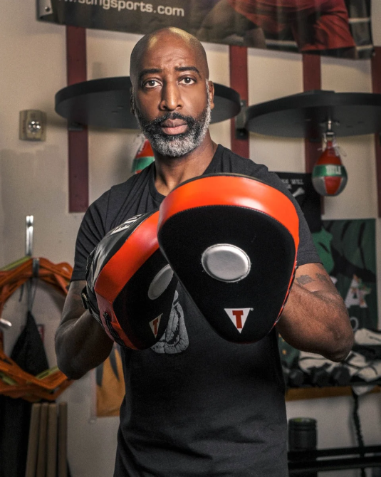 Лапи боксерські TITLE Boxing Incredi-Ball Leather Punch Mitts 2.0 Black/Red Каменское - изображение 6