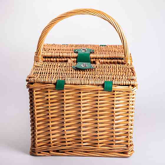 Плетена корзина для пікніка з посудом на 4 особи Київ