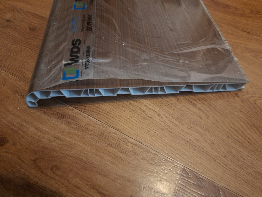 Подоконник WDS300x1400 цвет орех Уценка Днепр - изображение 1