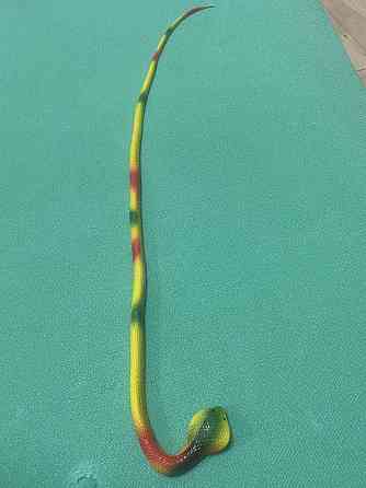 Іграшка змія резинова жовтого кольору, Декор на Хеллоуїн, чудова прикраса хеллоуін, розмір 70 см Київ