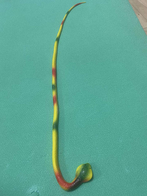 Іграшка змія резинова жовтого кольору, Декор на Хеллоуїн, чудова прикраса хеллоуін, розмір 70 см Київ - фото 5