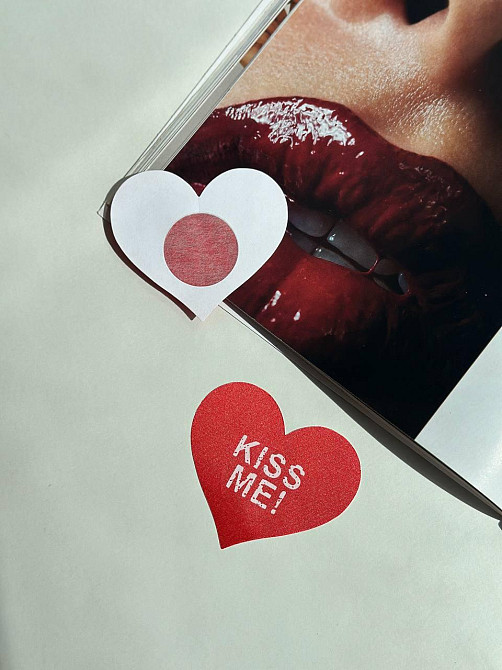 Накладка на грудь Стикини Kiss me пэстисы Наклейка украшение для сосков с надписью красная Одесса - изображение 5