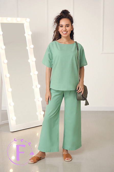 Женский костюм свободного кроя из натурального льна 