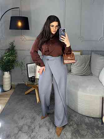 Женские прямые брюки с эффектным асимметричным запахом спереди из костюмной ткани Серый, 42/44 Одесса