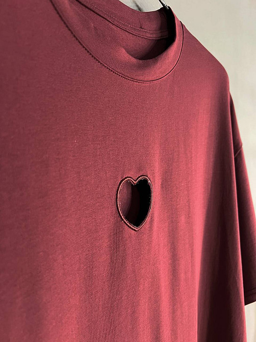 Футболка жіноча A-N 25037 оверсайз подовжена вільний крій виріз серце попереду one size, бордовий, o Одеса - фото 7