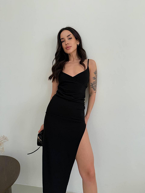 Женское черное силуэтное платье-бюстье в длине миди с привлекательным разрезом креп дайвинг Одесса - изображение 8
