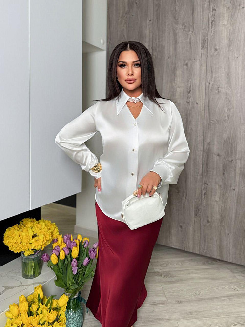 Женская стильная блуза свободного кроя с вшитым воротником-чокером на пуговицах итальянский шелк Белый, 48/52 Одесса - изображение 1