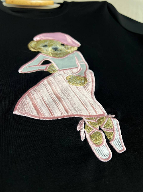 Футболка женская A-N 26009 нашивка мишка балерина впереди однотонная средняя длина базовая one size, черный, one size Киев - изображение 10