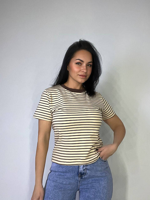 Футболка жіноча A-N 25190 смугаста базова контрастний комір середня довжина one size коричнева, коричневий, one size Київ - фото 5